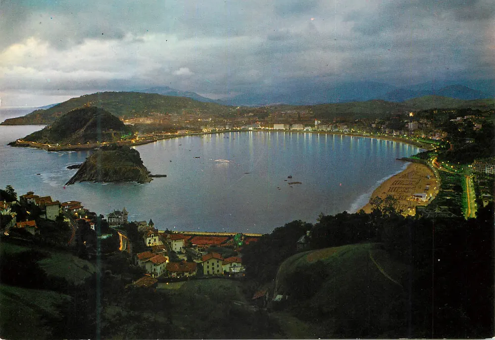 San Sebastián — Allgemeiner beleuchteter Ausblick vom Mont Iguedo am Abend — Fournier, Vitoria, n° 53 - Vorderseite