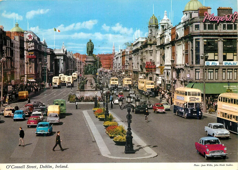 O'Connell Street, Dublin, Irlanda — Foto Joan Willis, John Hinde Studios - Frente