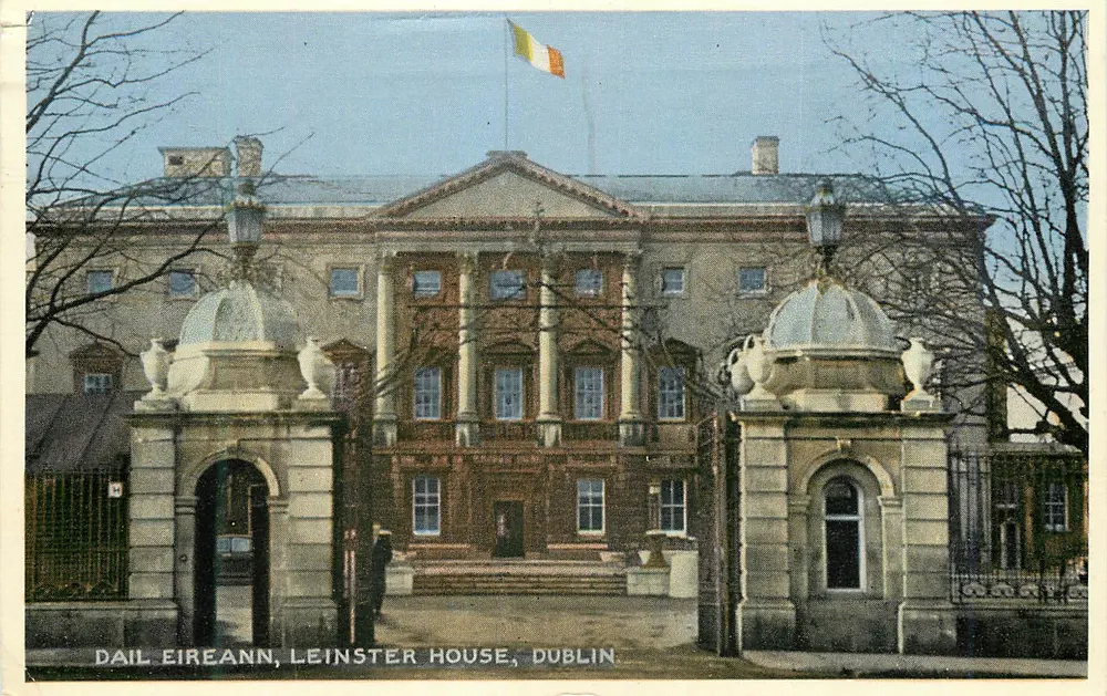 Dail Eireann, Leinster House, Dublin — vista do edifício com bandeira irlandesa — editor Dennis & Sons, Londres - Frente
