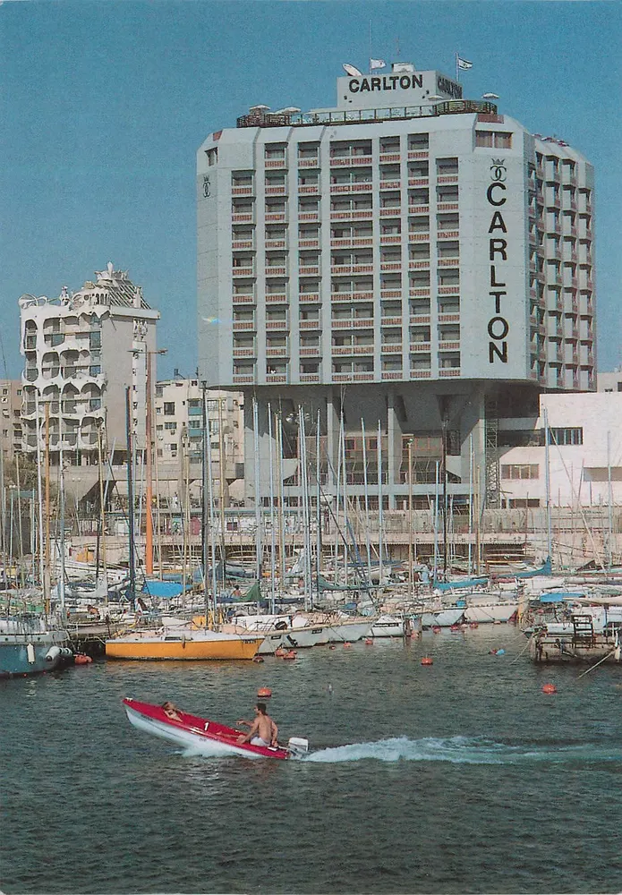 Carlton Hotel Tel Aviv — Ansicht vom Hafen — The Carlton Hotel, Tel Aviv - Vorderseite