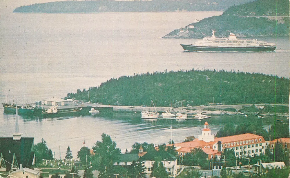 Tadoussac, Saguenay — Ansicht des Hafens und des Fährschiffs — Verlag: Ministerium für Tourismus, Jagd und Fischerei - Vorderseite