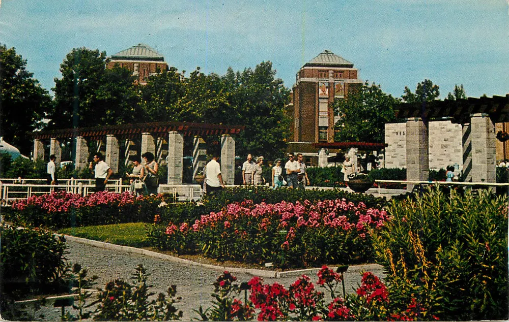 Jardim Botânico de Montreal — Parque municipal com pergola e flores — Souvenir Agencies Ltd. - Frente