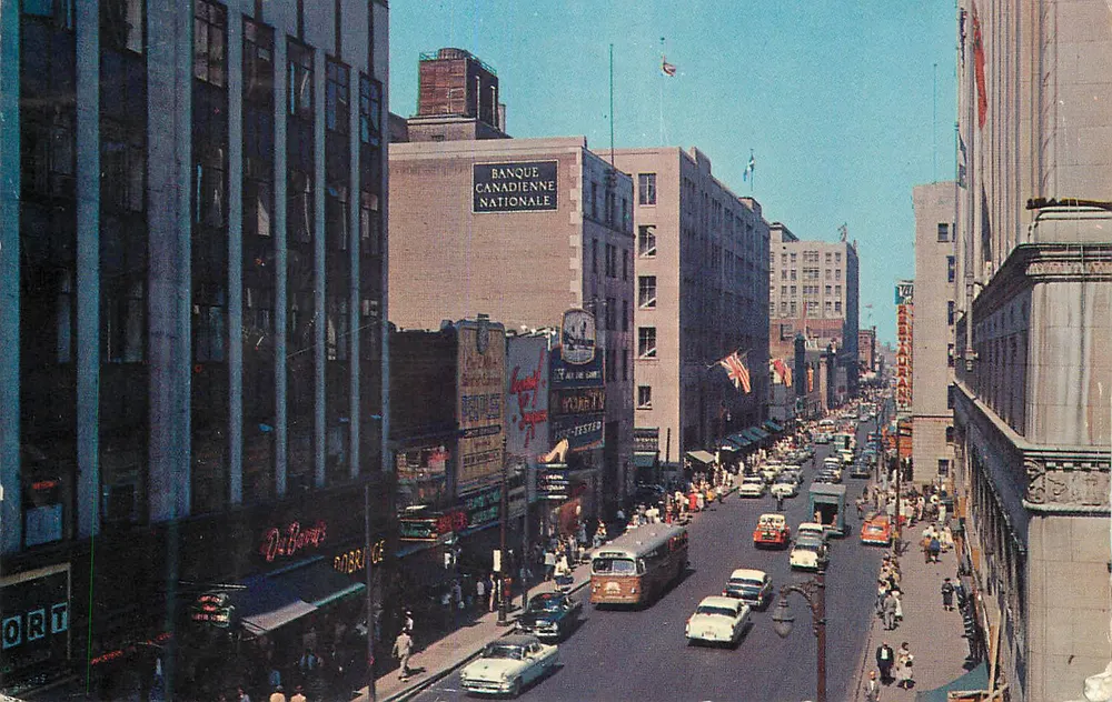 Vista de rua animada em Montreal — Banque Canadienne Nationale e lojas — editada por Colour Picture Publishers, Inc. - Frente