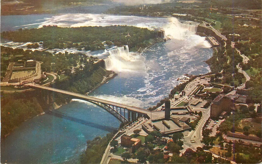 Niagara Falls — luchtfoto met de Rainbow Bridge — uitgever F. H. Leslie, Limited - Voorkant