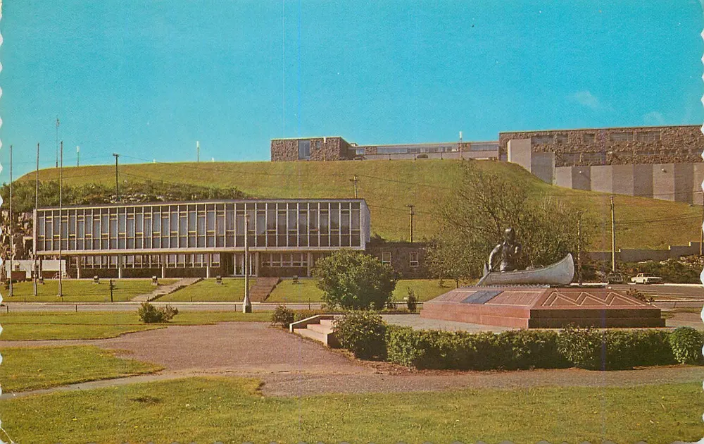 Baie-Comeau — Rathaus und Denkmal für Colonel McCormick — UNIC, Montreal - Vorderseite