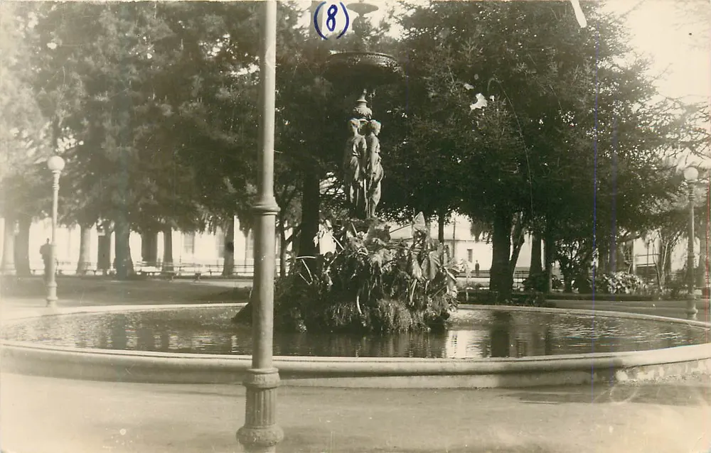Fontaine ornée de statues — Place publique arborée — Tarjeta Postal Seliko - Recto