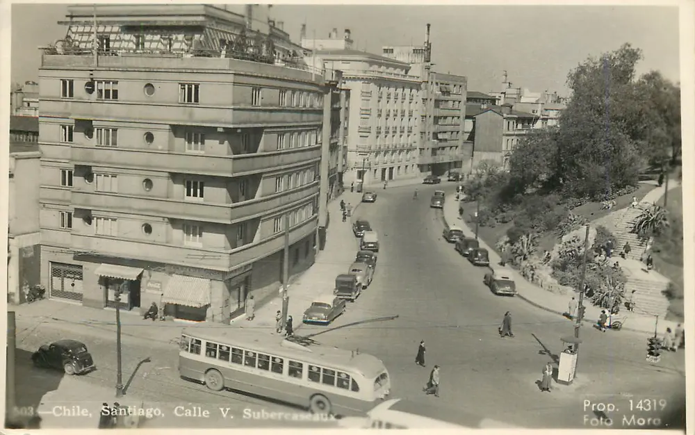 Santiago, Calle V. Subercaseaux — stadsgezicht met bus en auto's — Foto Moro, Prop. 14319 - Voorkant