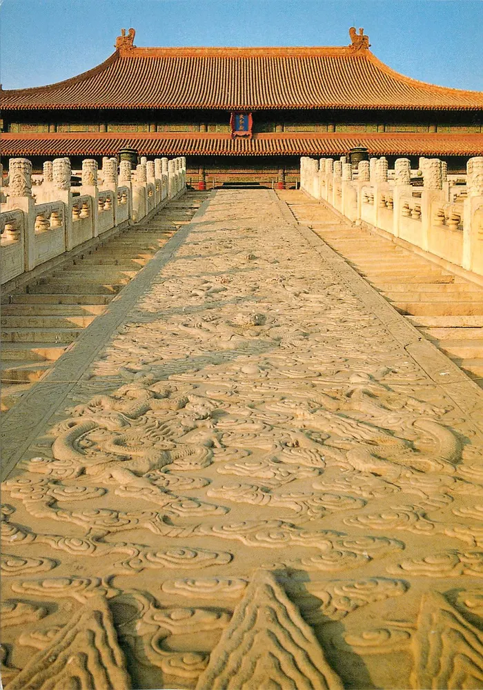 Escaleras del Palacio Taihe — Pavimento con motivos de dragones — Distribuida por China National Publications Import and Export Corporation - Anverso