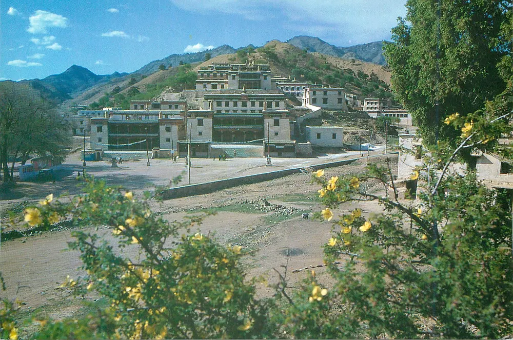 वुडांग मंदिर — बाओतौ, आंतरिक मंगोलिया — फॉरेन लैंग्वेज प्रेस, बीजिंग - आगे