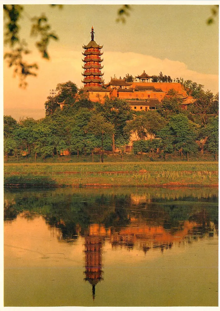 गोल्डन हिल का मंदिर — सीरप औरत की कहानी — प्रकाशक ज़हौहुआ पब्लिशिंग हाउस, बीजिंग - आगे