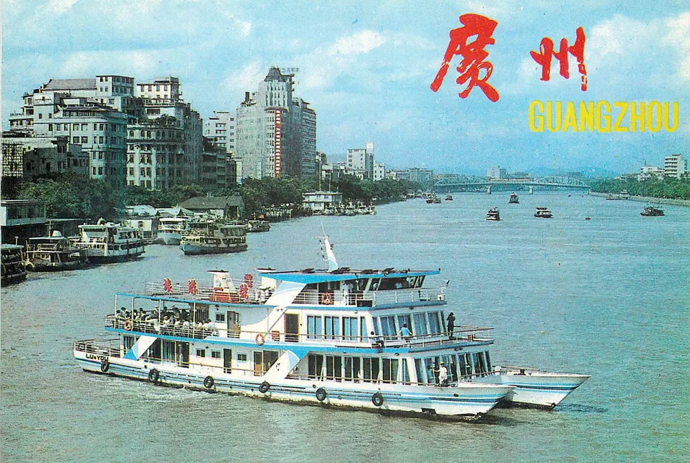 Guangzhou — Ansicht des Flusses mit Touristenboot — Verlag: Guangzhou Filiale, Provinzbüro für Tourismus Guangdong - Vorderseite