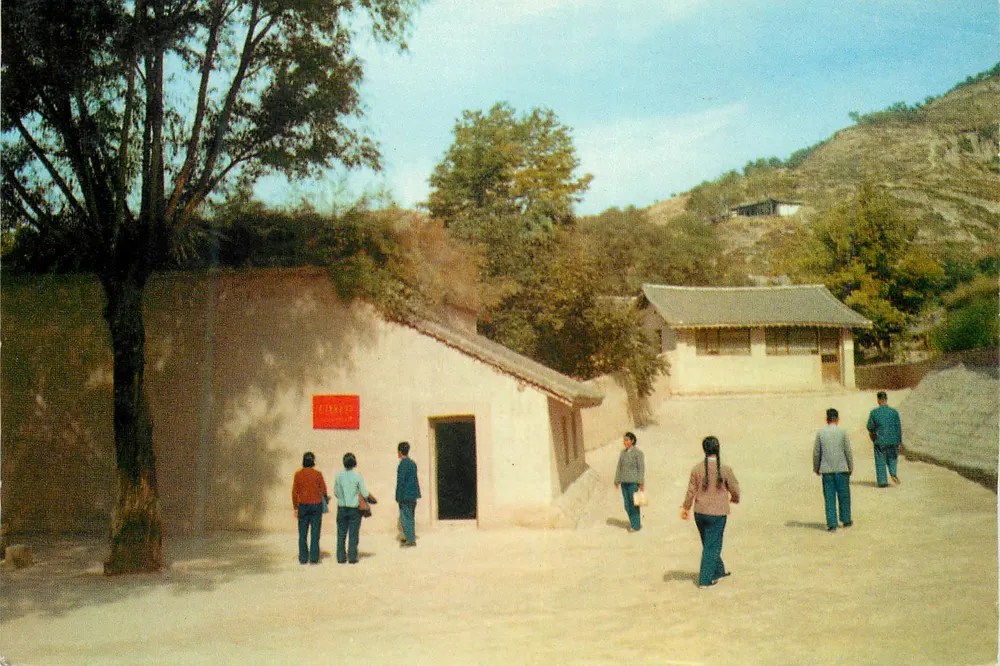 Yenan — Ehemalige Wohnung des Präsidenten Mao in Wangkiaping — Verlag für Fremdsprachen, China - Vorderseite