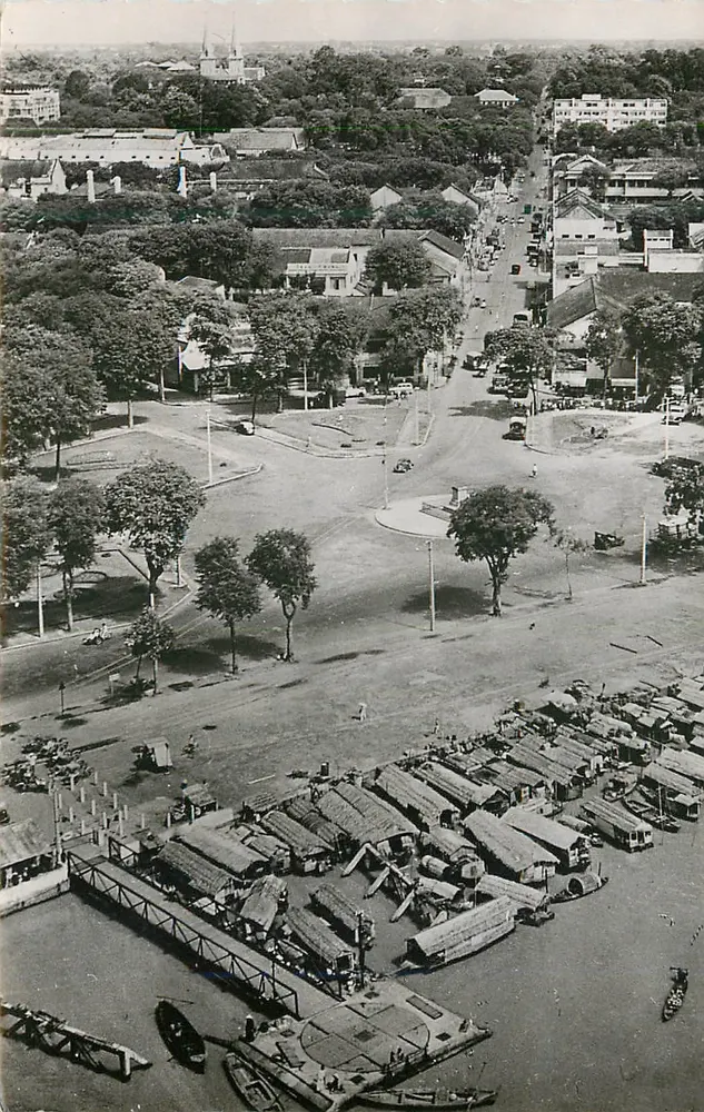 Saigon — Vista aérea do cais Le Mire de Vilers e da praça Rigault de Genouilly — Photo-Art-Orient - Frente