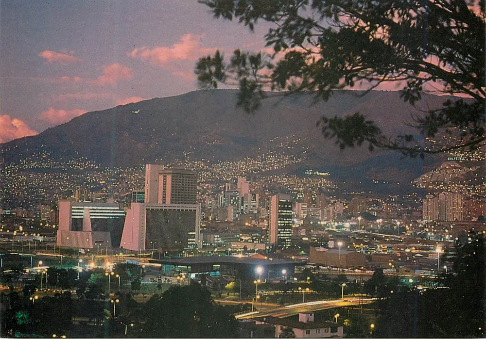 Medellín – Kolumbien — Panoramablick auf die Stadt vom cerro Nutibara — Verlag Ikota! COLIMA, Seriennummer REF: 206 T 3300 - Vorderseite