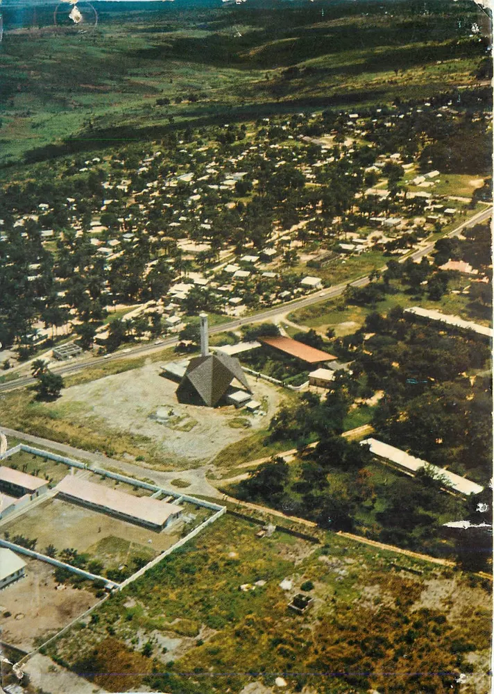 Neue Kirche — Luftbild über die Straße von Binza — Éditions Boulogne-Moser - Vorderseite