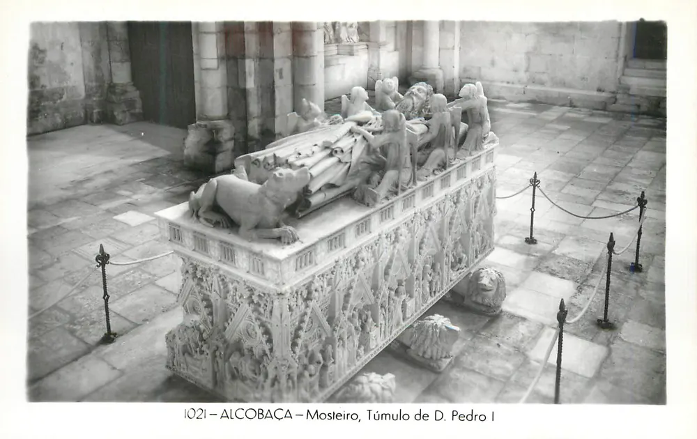 Alcobaça — Mosteiro, Túmulo de D. Pedro I - Frente
