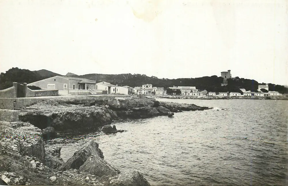 Capdepera - Cala Ratjada — Küstenansicht mit Haus und Turm — FOTO MASCARÓ - Vorderseite