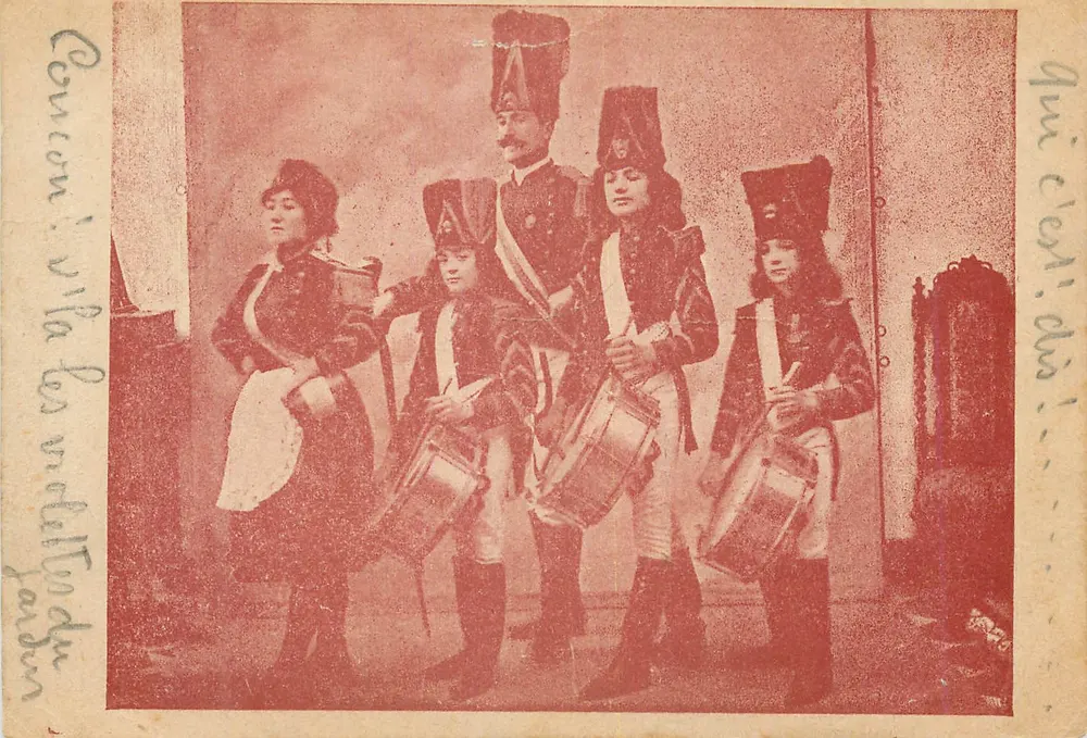 Soldats e musiciens en uniforme — éditeur non identifié - Frente