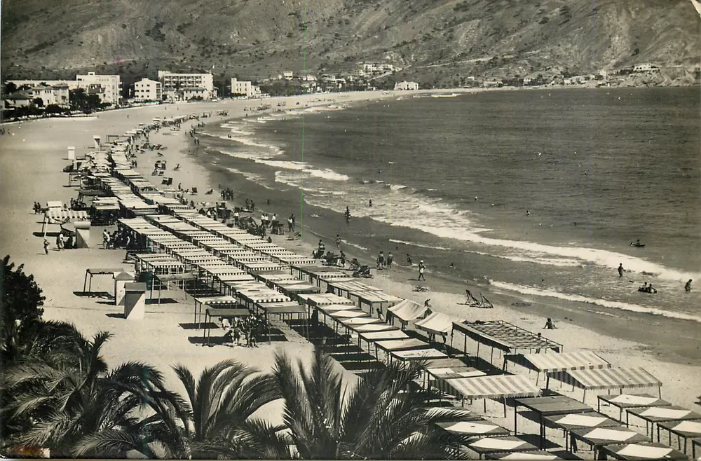 Plage de Benidorm — vue panoramique avec parasols et bâtiments côtiers — éditeur Foto Marvelli, série 29 - Awers
