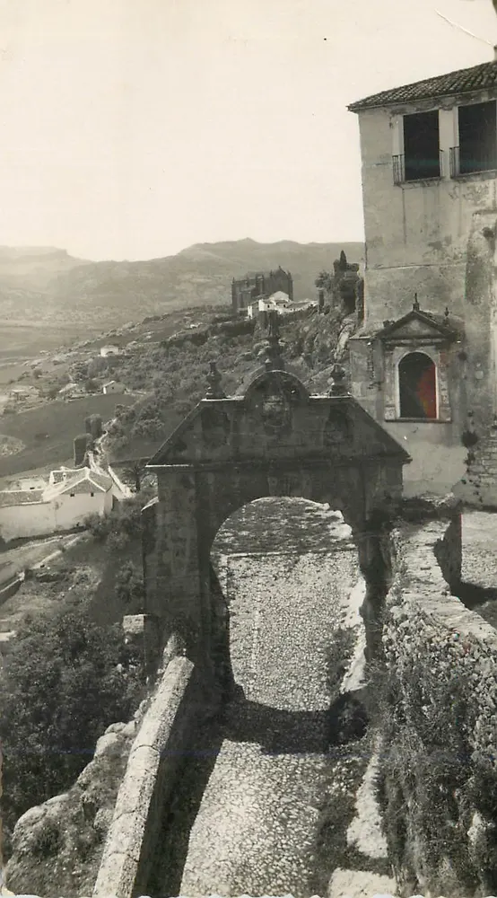 रोंडा के द्वार — गांव और पहाड़ों का दृश्य — प्रकाशक एडो अर्रिबास, संख्या 25 - आगे
