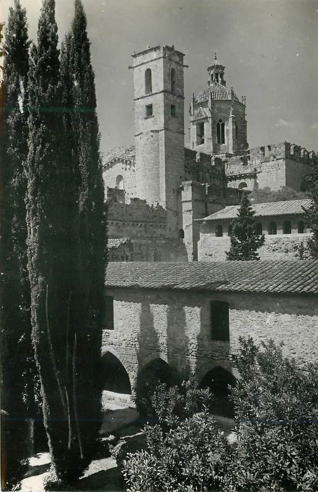 Monasterio de Santes Creus — detalle del claustro posterior — foto Raymond, Tarragona, n° 33 - Anverso