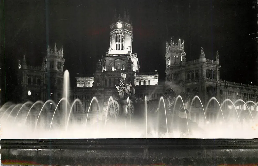 Madrid. Fonte da Cibeles, iluminada — reprodução por Garrabilla - Frente