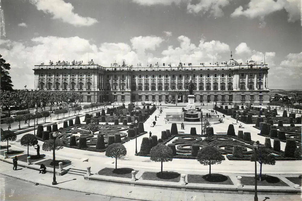Madrid — Plaza de Oriente e Palacio Real — Dominguez, N° 17 - Frente