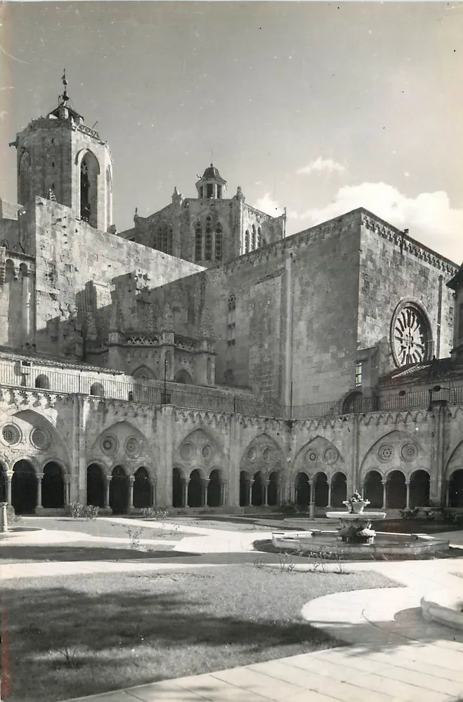 Catedral de Tarragone — vista tirada do claustro — edição Raymond, n° 43 - Frente
