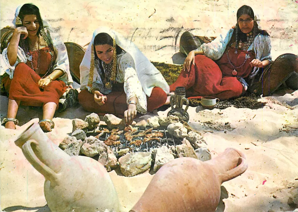 ट्यूनिसिया ले मेचौई — तीन युवा महिलाएं पारंपरिक वस्त्र में एक बर्बेक्यू के पास — प्रकाशक कोडिचम, संख्या HO 156 - आगे