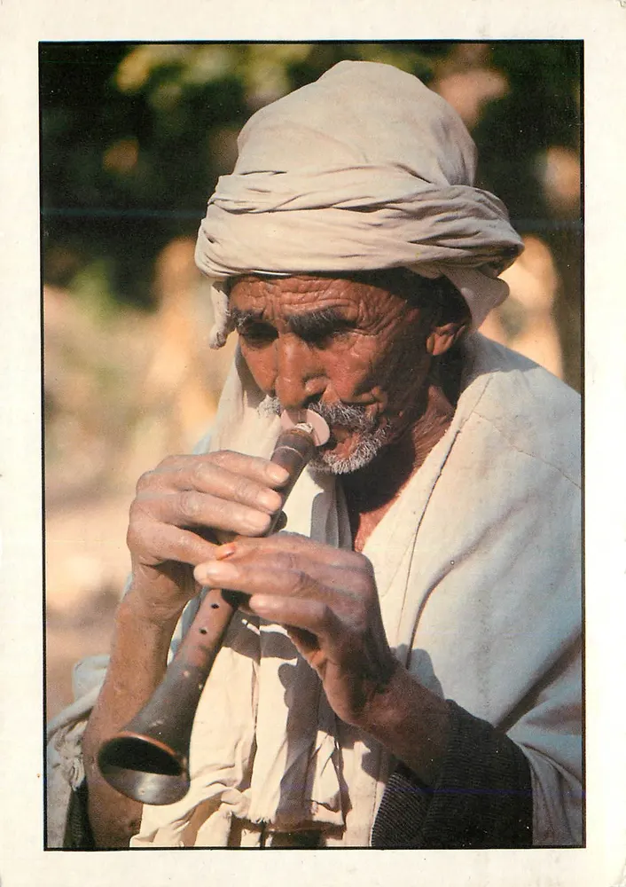 एक वायु यंत्र बजाने वाला संगीतकार — तुनीशिया — एडिशन सैंड्रीन, फोटो सी. एटिएन - आगे