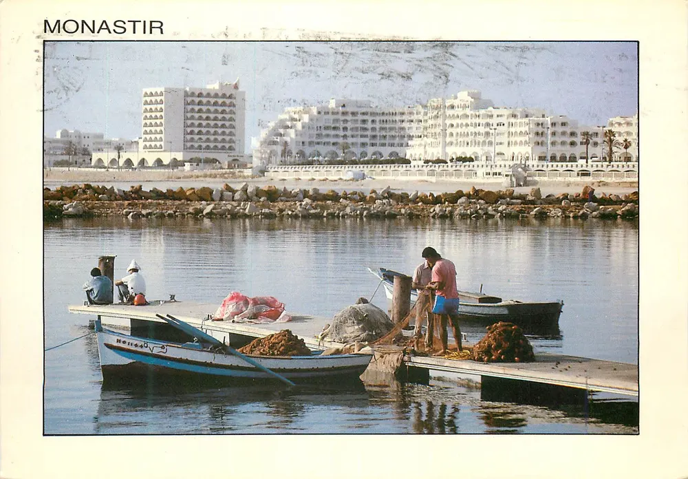 Monastir — Porto com pescadores e hotéis — Edição da Empresa Tunisiana - Frente