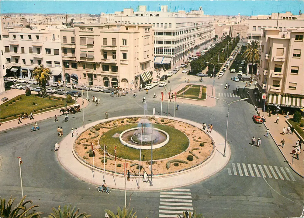 Sfax (Tunísia) — Pátio e avenida Hédi Chaker — Sociedade Cartagena, Tunis - Frente