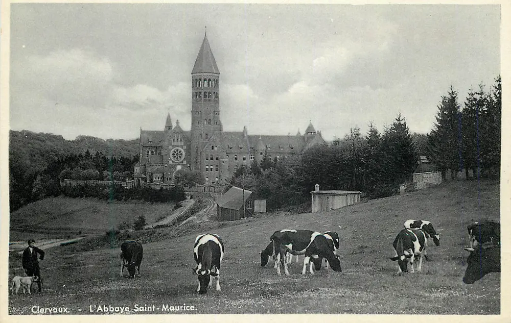 Clervaux - A Abadia Saint-Maurice — vista com vacas e pastor - Frente