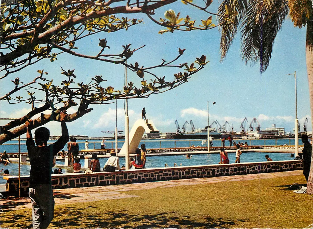 Piscine de TAMATAVE, vue sur le port — Madagascar — Éditions LABO-PHOTO - J.-C. NOURAILLT - Recto