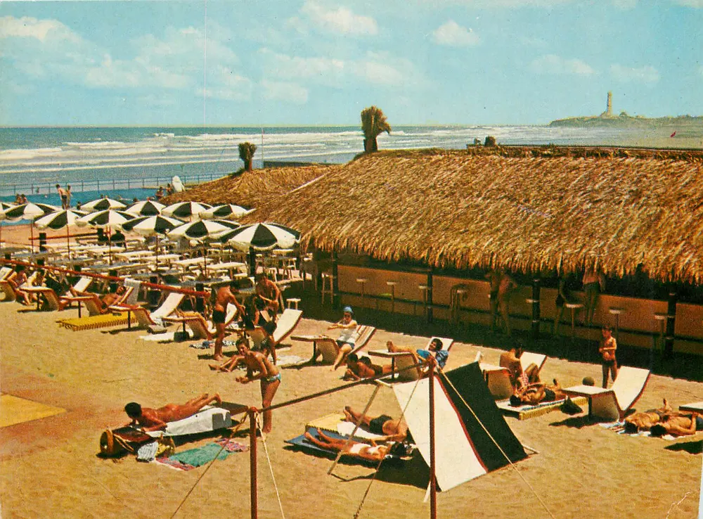 Praia animada com cabanas de palha — Casablanca — Imprimerie Moderne - Frente