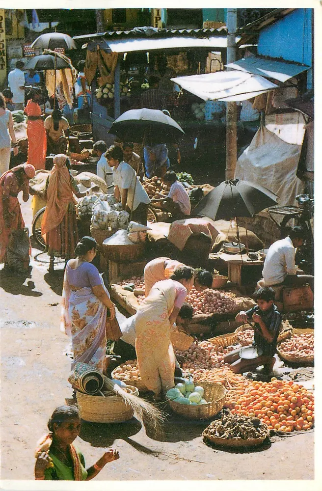 मापुसा के बाजार — गोवा, भारत — VZINDIA - आगे