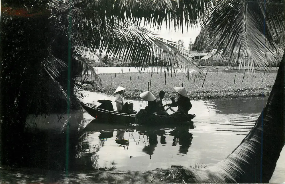 Cena de vida fluvial — três pessoas em barco sob palmeiras — editor PAPIER LUMIÈRE, n° 17 - Frente