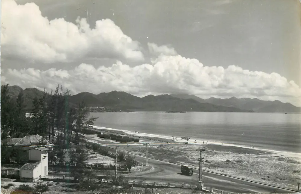 Uitzicht op de kust — strand en bergen — uitgever PAPIER-UNIÈRE - Voorkant