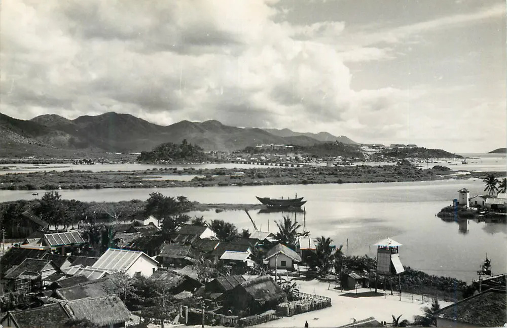 Wioska rybacka w Nhatrang — widok panoramiczny — wydawca PAPIER LUMIÈRE, numer serii nieczytelny - Awers