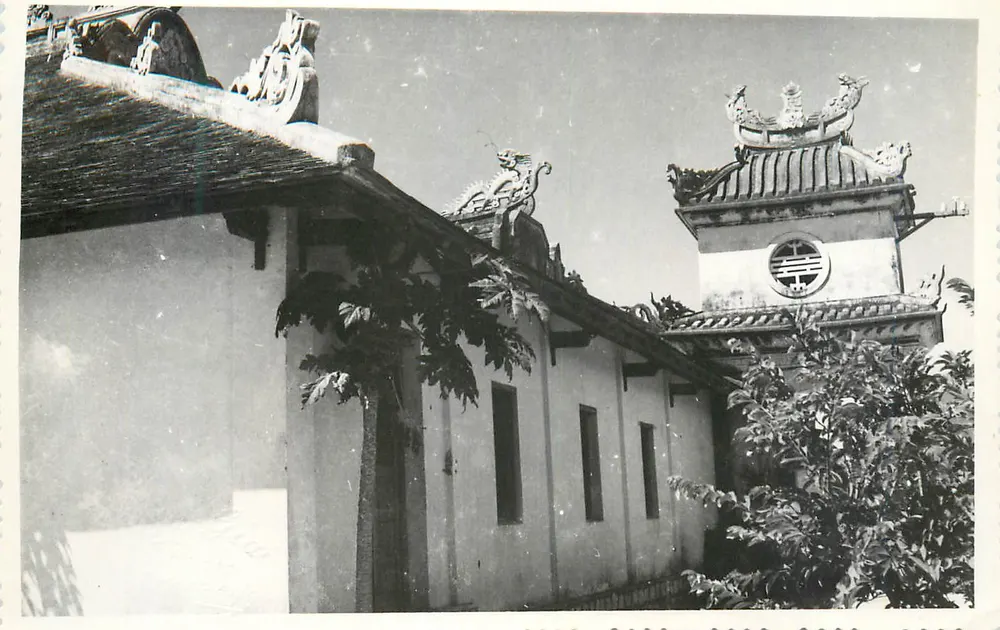 वियतनाम के पारंपरिक मंदिर - ड्रैगन से सजे छत - प्रकाशक लुमियर, संख्या I - आगे