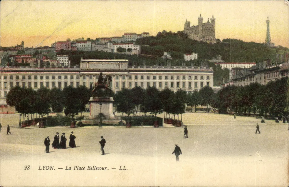 LYON — A Praça Bellecour — LL. - Frente