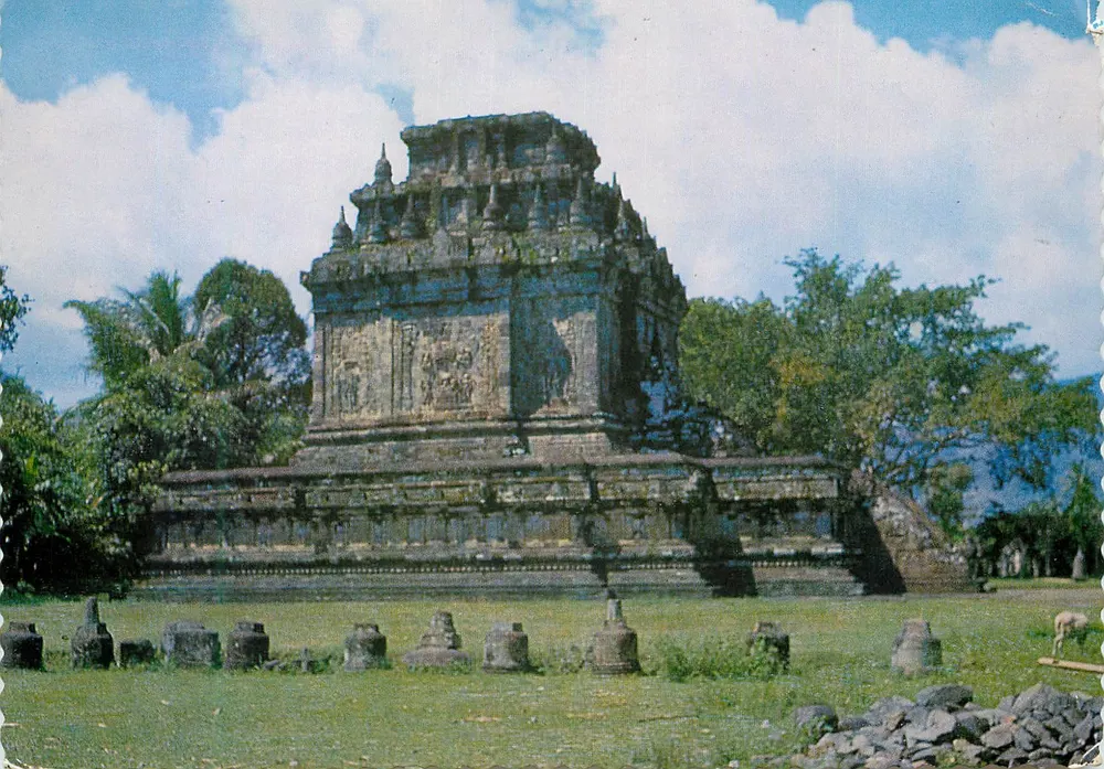 मेंडुत के बौद्ध मंदिर — 12वीं शताब्दी — जोग्याकार्टा के पास, इंडोनेशिया - आगे
