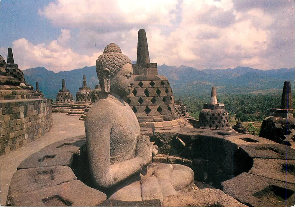 बोरोबुदूर के मंदिर में बौद्ध के मूर्ति — 1983 के रीस्टोरेशन के बाद — एडिटर कनिसियस - आगे
