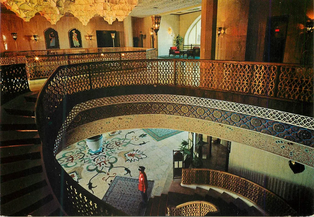 Hôtel Shah-Abass — Isfahan — Éditeur E.D. Dehdari, Milan - Awers
