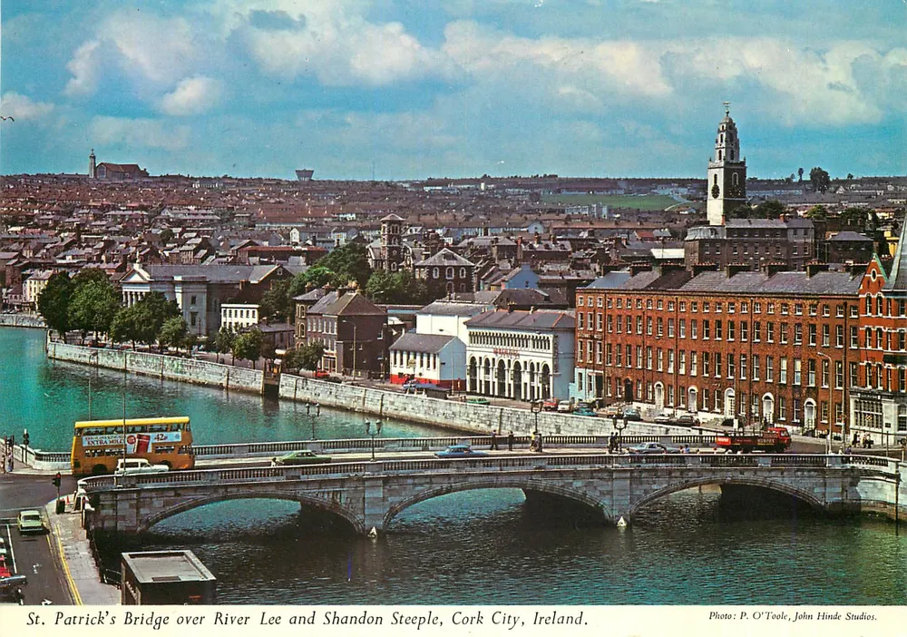 St. Patrick's Bridge über den River Lee und Shandon Steeple, Cork City, Irland — Foto: P. O'Toole, John Hinde Studios. - Vorderseite