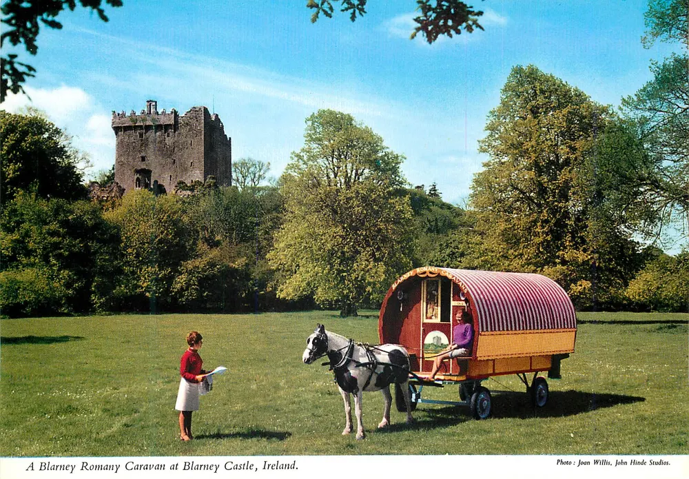 Castelo de Blarney, Irlanda — Caravana e cavalo — Foto Joan Willis, John Hinde Studios - Frente
