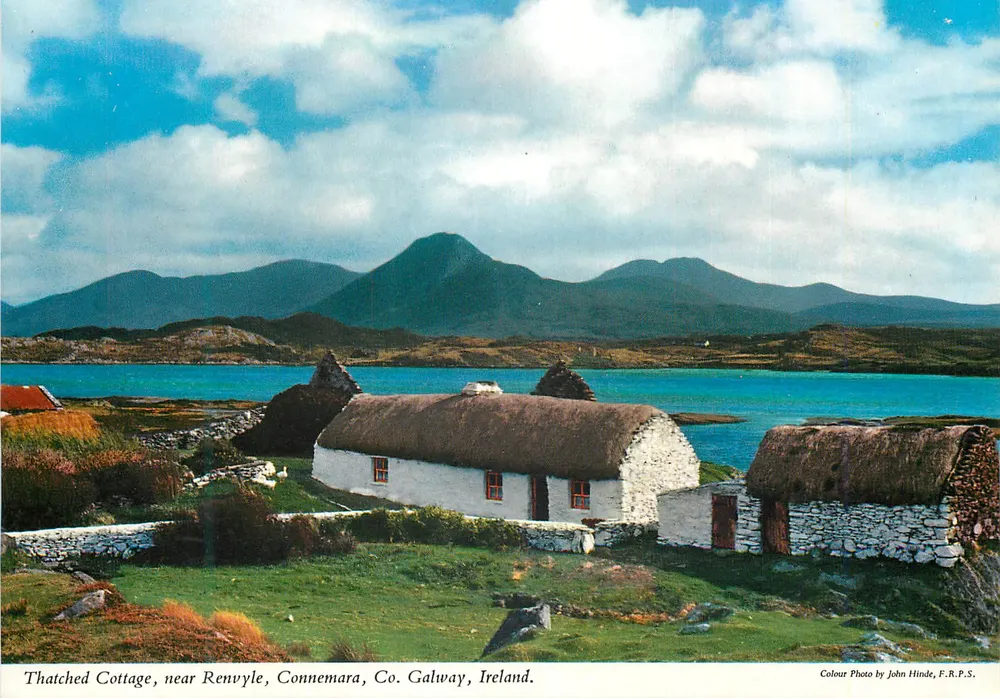 Dachgeschoss-Haus in der Nähe von Renvyle, Connemara, Co. Galway, Irland — Farbfoto von John Hindle, F.R.P.S. - Vorderseite