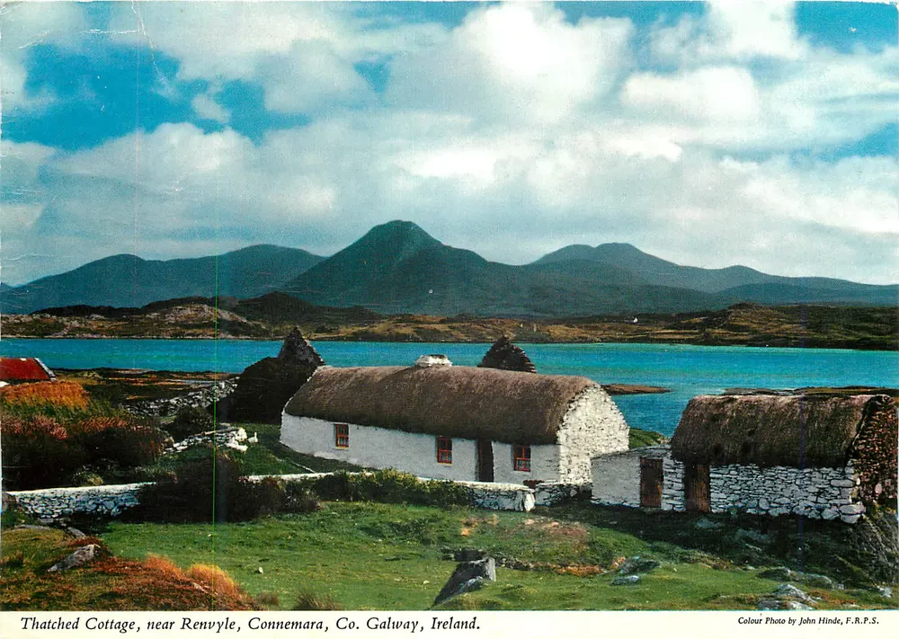 Dachstuhl-Hütte, in der Nähe von Renvyle, Connemara, Co. Galway, Irland — Farbfoto von John Hinde, F.R.P.S. - Vorderseite