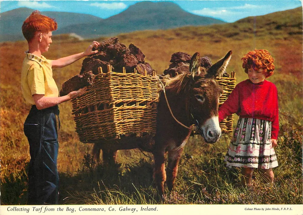Tourbe aus dem Moor sammeln, Connemara, Co. Galway, Irland — Farbfoto von John Hinde, F.R.P.S. - Vorderseite