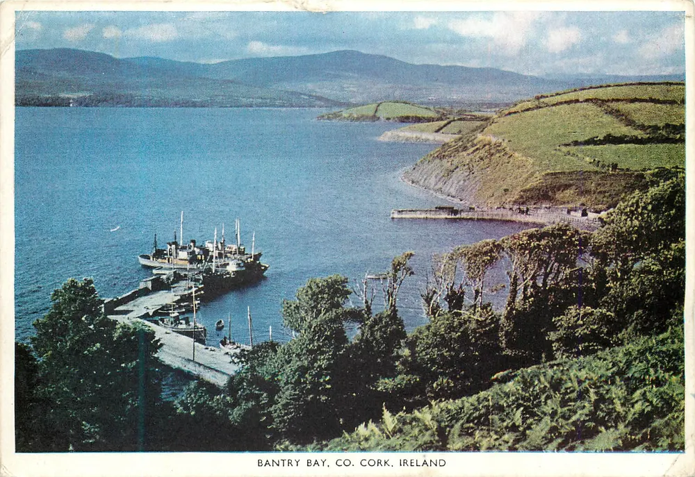 Bantry Bay, Co. Cork, Ireland — vue du port avec bateau et collines — éditeur P.C. Grafton Street, Dublin - Front